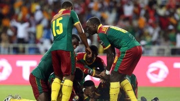 Los jugadores de Camerún celebrando un gol