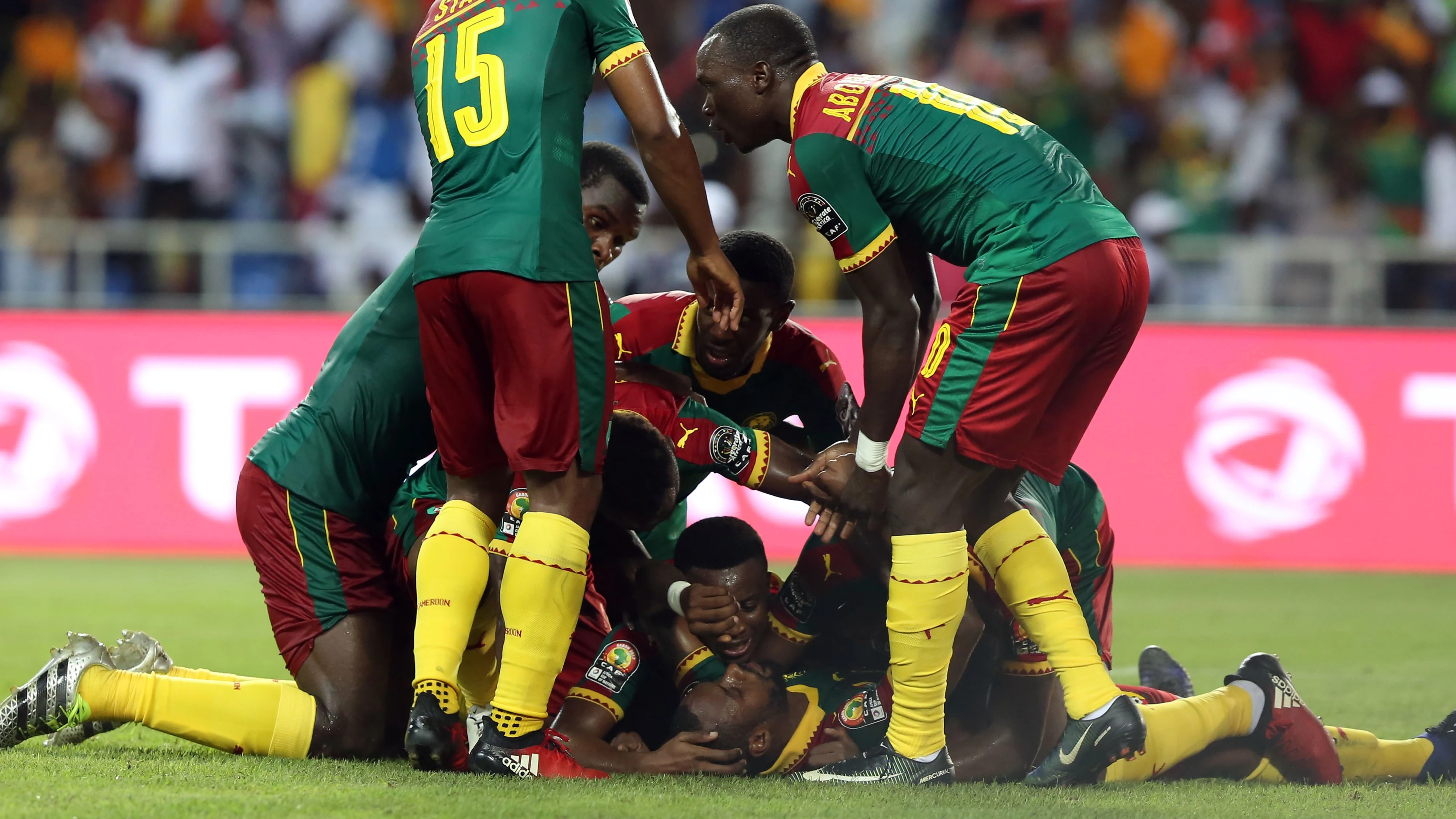 Los jugadores de Camerún celebrando un gol