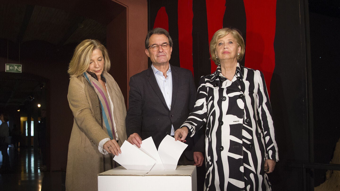 El expresidente de la Generalitat Artur Mas y las exconselleras Joana Ortega (i) e Irene Rigau durante su comparecencia ante la prensa