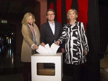 El expresidente de la Generalitat Artur Mas y las exconselleras Joana Ortega (i) e Irene Rigau (d) El expresidente de la Generalitat Artur Mas y las exconselleras Joana Ortega (i) e Irene Rigau (d)