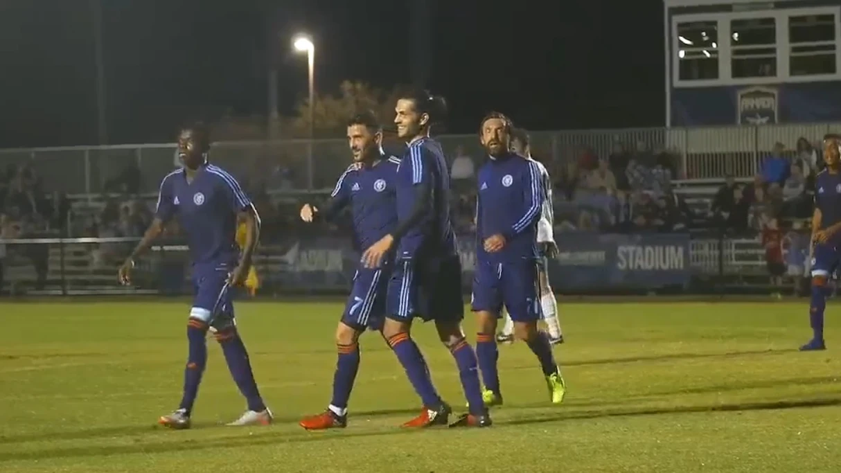 David Villa celebra su gol de chilena