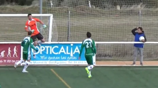 Salva, portero del Pozuelo, celebra su increíble gol Salva, portero del Pozuelo, celebra su increíble gol