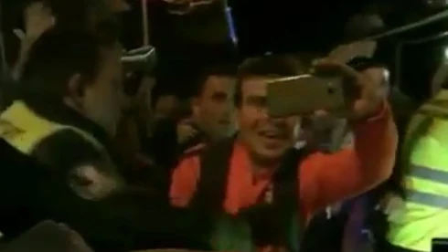 Aficionados cul&eacute;s se agolpan alrededor del coche de Leo Messi