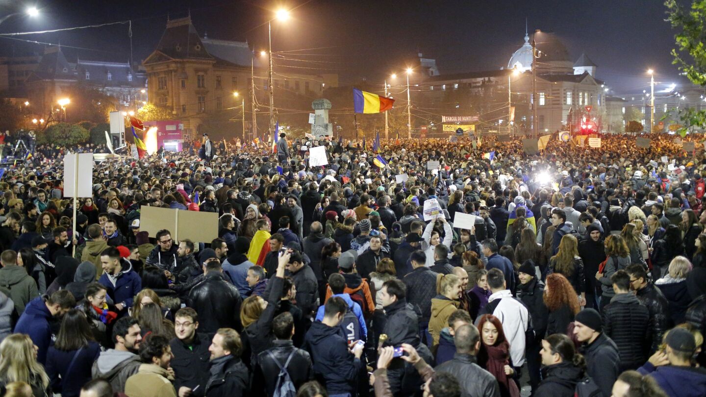 Una multitud protesta en reacci&oacute;n a la corrupci&oacute;n en Bucarest 