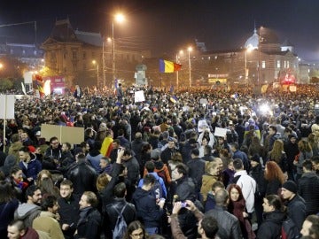 Una multitud protesta en reacción a la corrupción en Bucarest Una multitud protesta en reacción a la corrupción en Bucarest