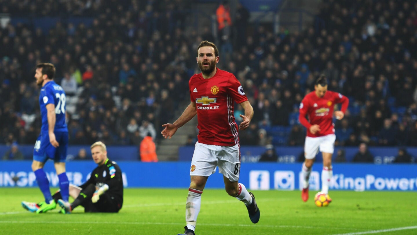 Mata celebra un gol con el United