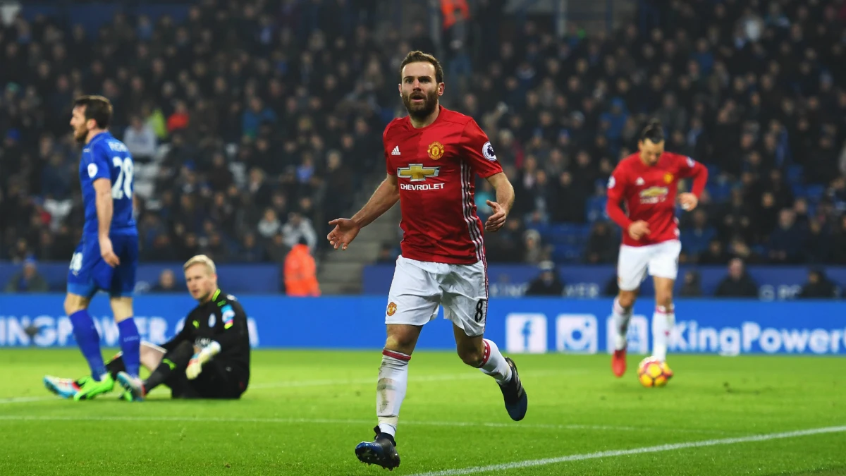 Mata celebra un gol con el United