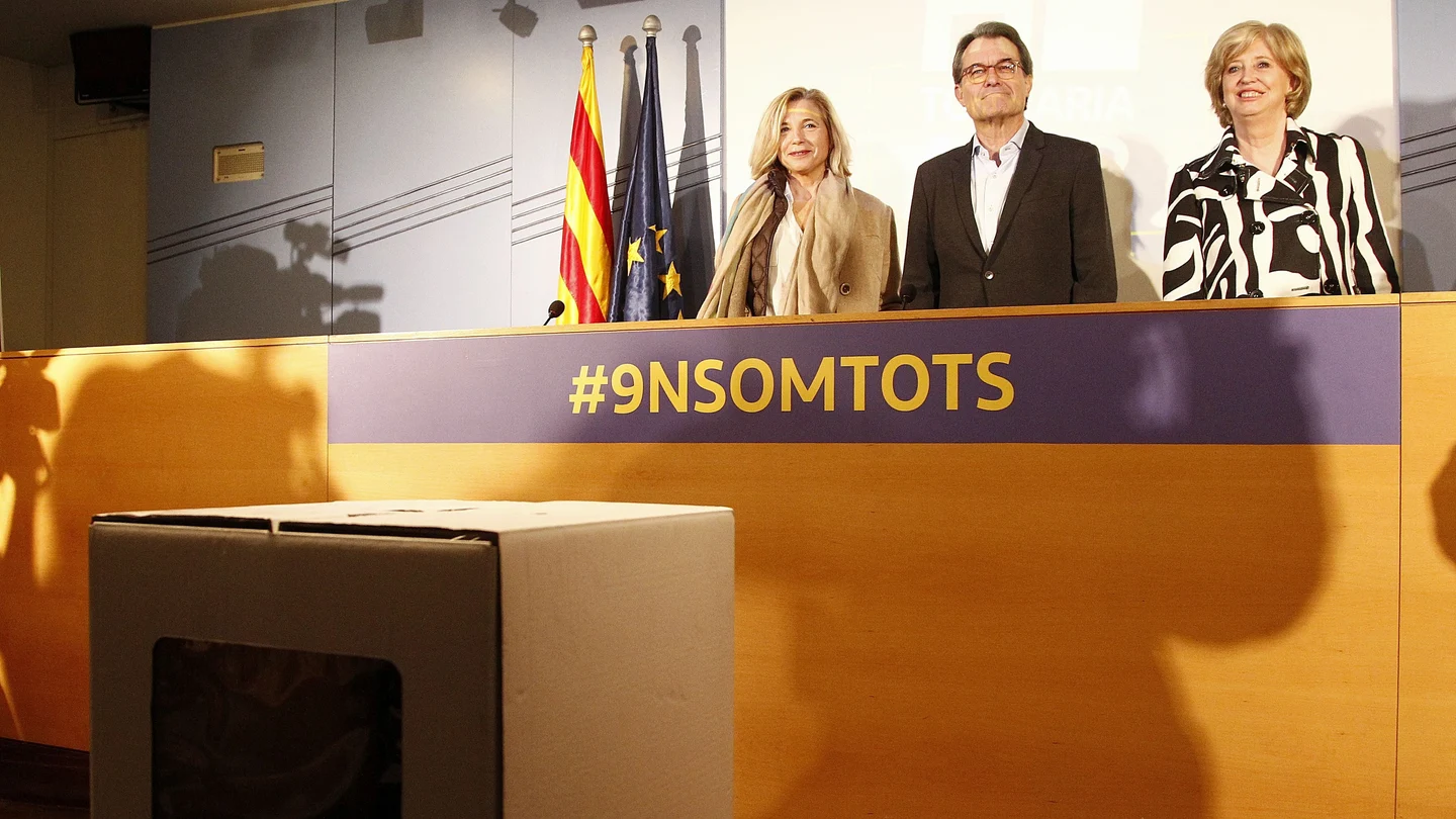 El expresident de la Generalitat Artur Mas, junto a las exconselleras Joana Ortega e Irene Rigau El expresident de la Generalitat Artur Mas, junto a las exconselleras Joana Ortega e Irene Rigau