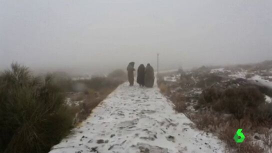 Frame 0.0 de: La nieve cubre el desierto en los Emiratos &Aacute;rabes Unidos