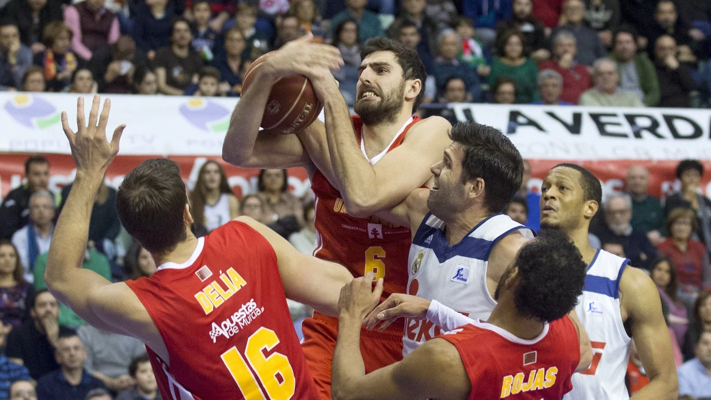 Ángel Antelo luchando por un balón Ángel Antelo luchando por un balón