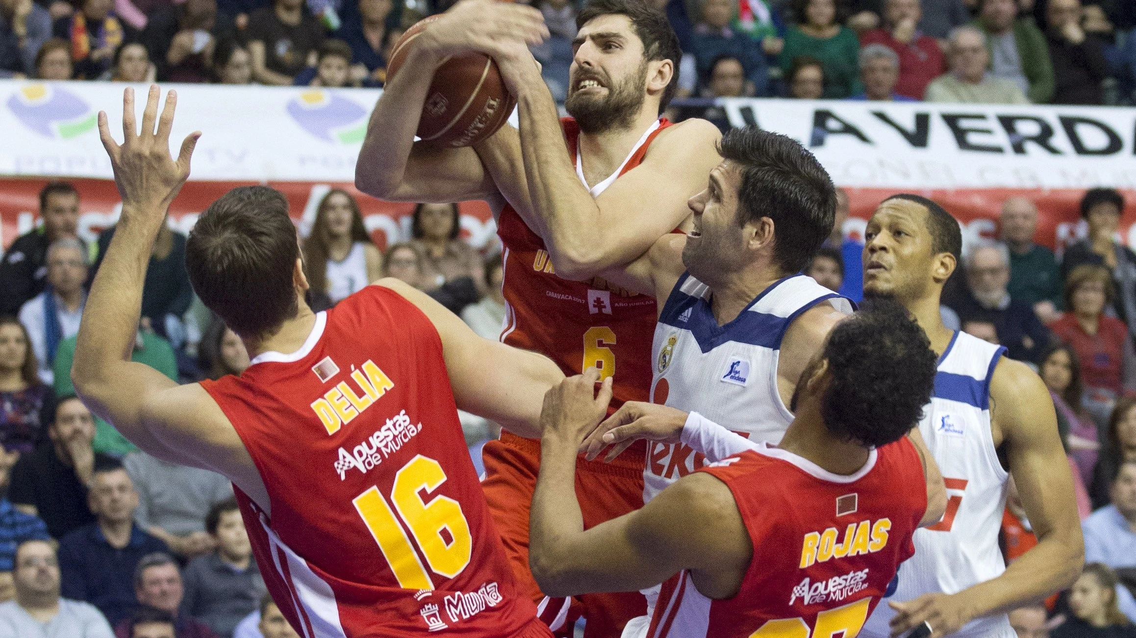 Ángel Antelo luchando por un balón