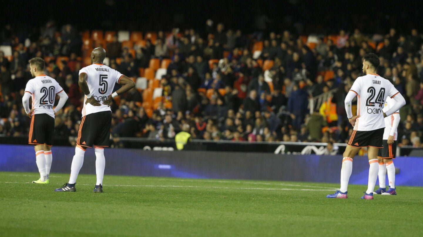 Varias jugadores del Valencia se lamentan