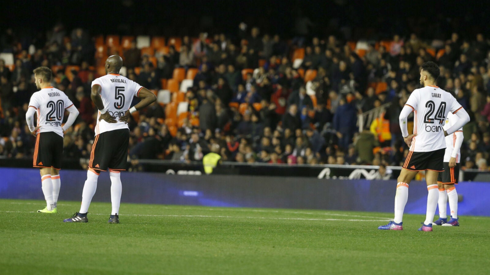 Varias jugadores del Valencia se lamentan
