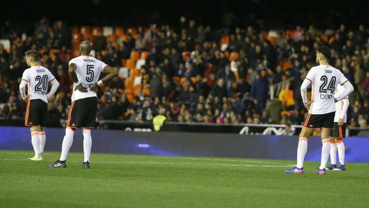 Varias jugadores del Valencia se lamentan Varias jugadores del Valencia se lamentan