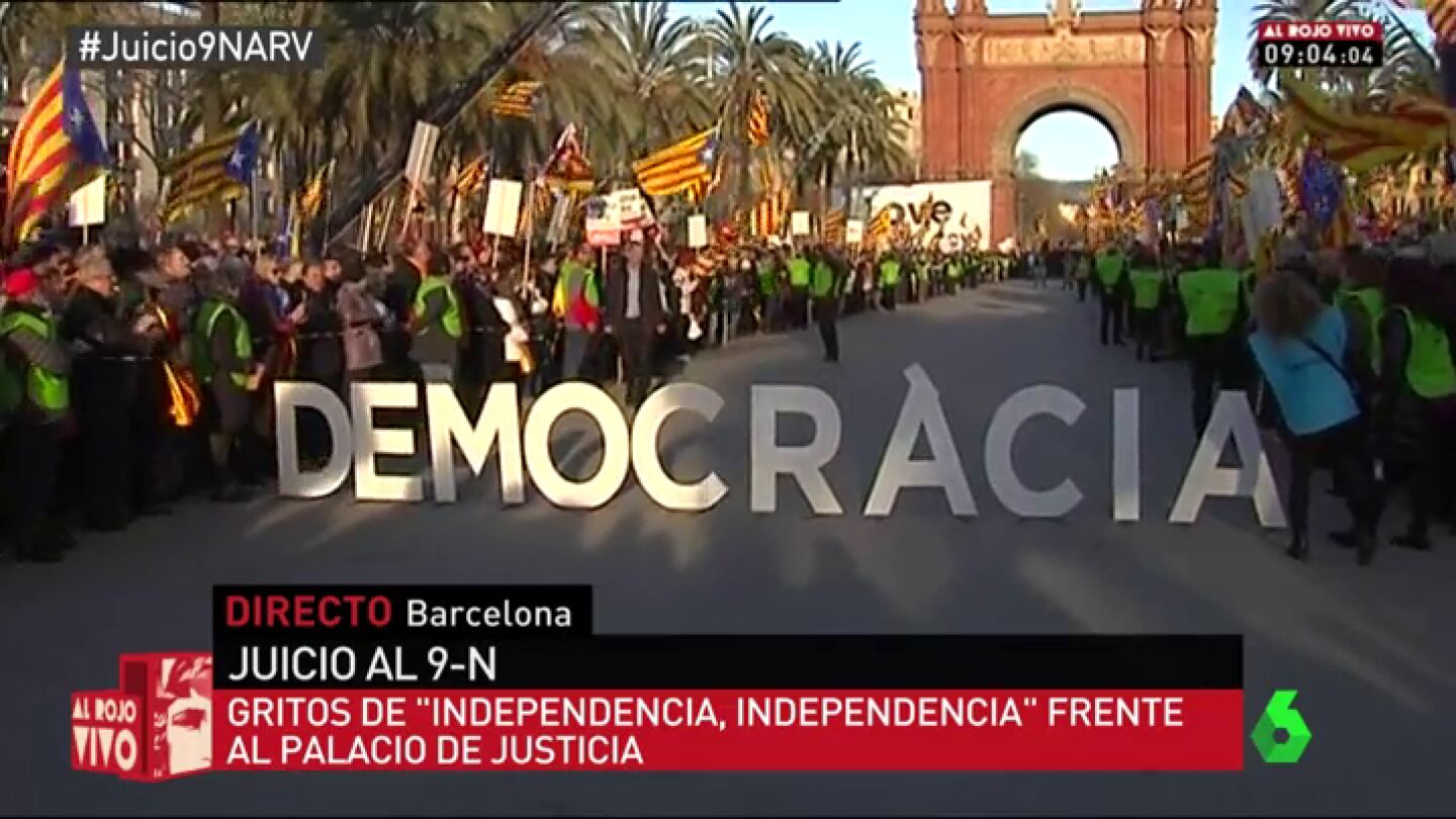 Frame 86.894524 de: El ba&ntilde;o de masas a Mas, Ortega y Rigau sirve al independentismo como demostraci&oacute;n de fuerza en el juicio del 9