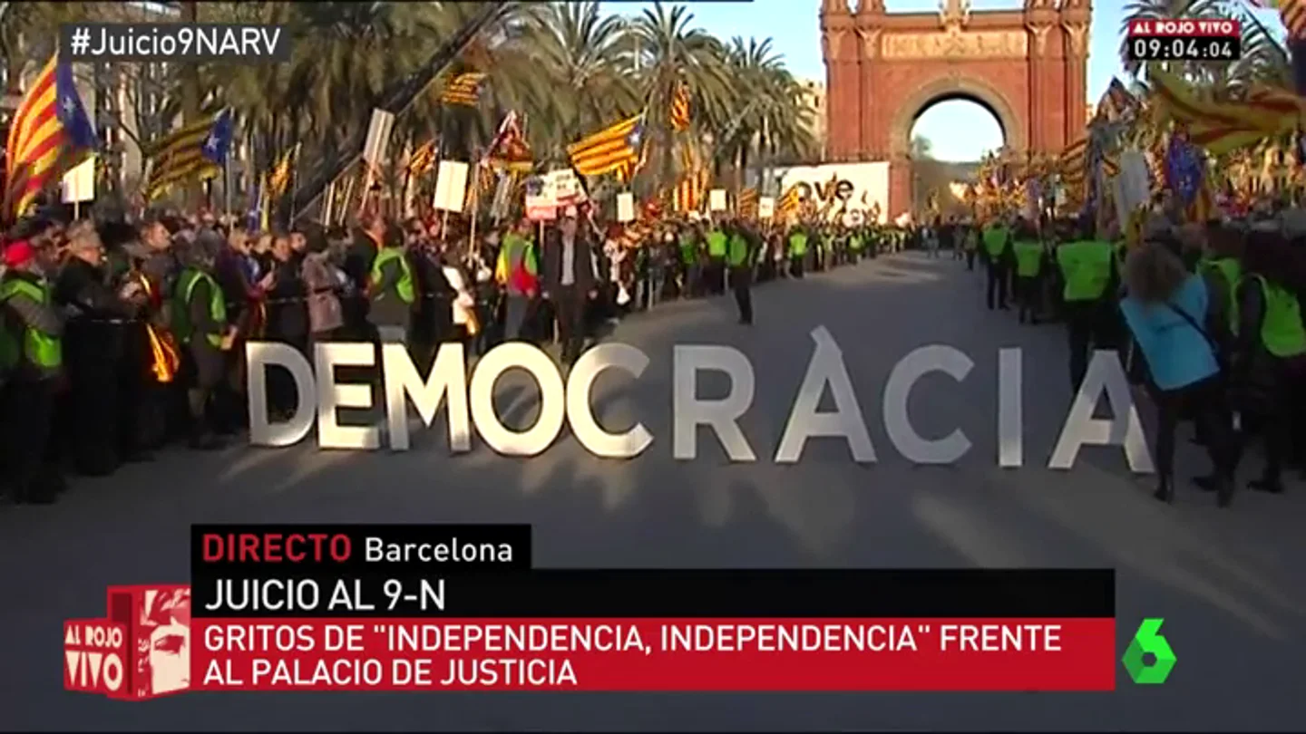 Frame 86.894524 de: El baño de masas a Mas, Ortega y Rigau sirve al independentismo como demostración de fuerza en el juicio del 9 Frame 86.894524 de: El baño de masas a Mas, Ortega y Rigau sirve al independentismo como demostración de fuerza en el juicio del 9