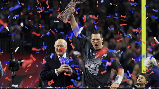 Tom Brady levanta la Super Bowl Tom Brady levanta la Super Bowl