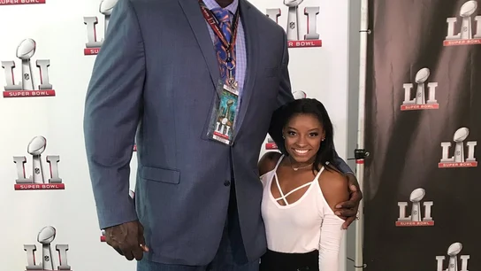 Simone Biles posa con Shaquille O'Neal durante la Super Bowl Simone Biles posa con Shaquille O'Neal durante la Super Bowl