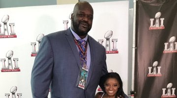 Simone Biles posa con Shaquille O'Neal durante la Super Bowl