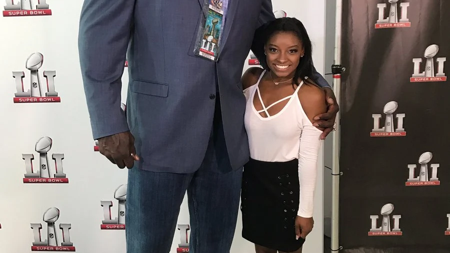 Simone Biles posa con Shaquille O'Neal durante la Super Bowl