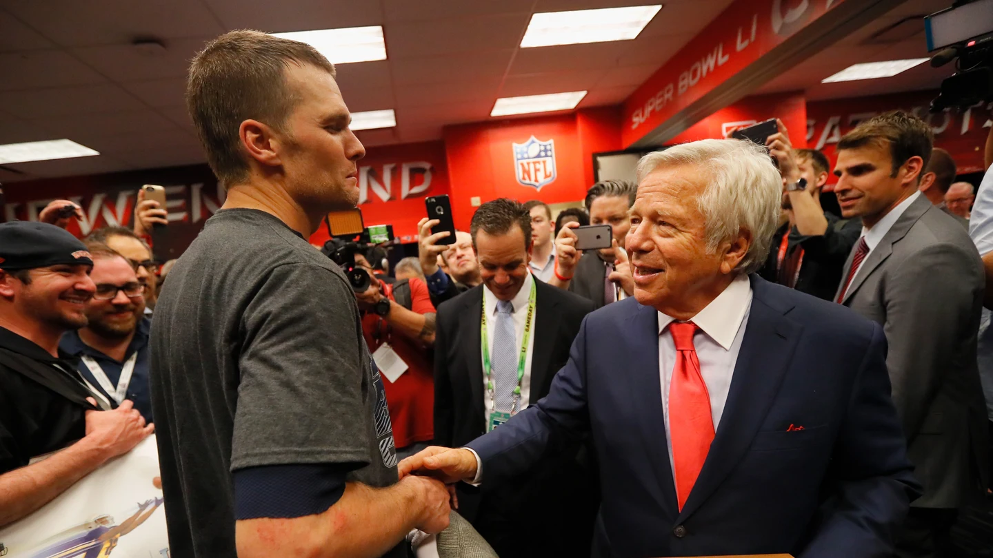 Tom Brady recibe al dueño del equipo Tom Brady recibe al dueño del equipo