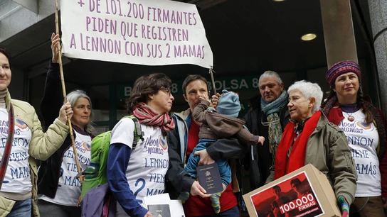 Una pareja de lesbianas exige poder registrar a su hijo Una pareja de lesbianas exige poder registrar a su hijo