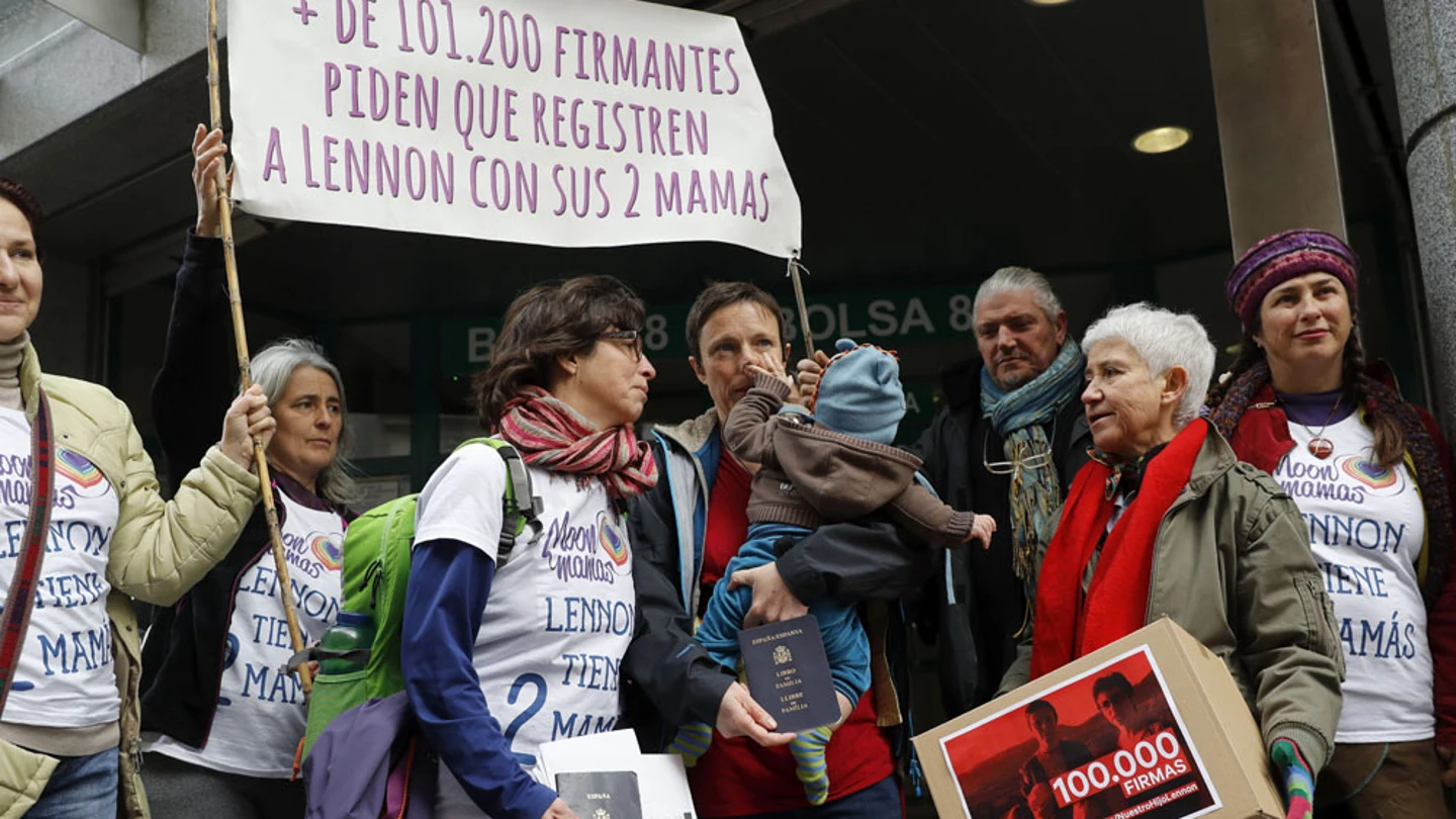 Una pareja de lesbianas exige poder registrar a su hijo Una pareja de lesbianas exige poder registrar a su hijo