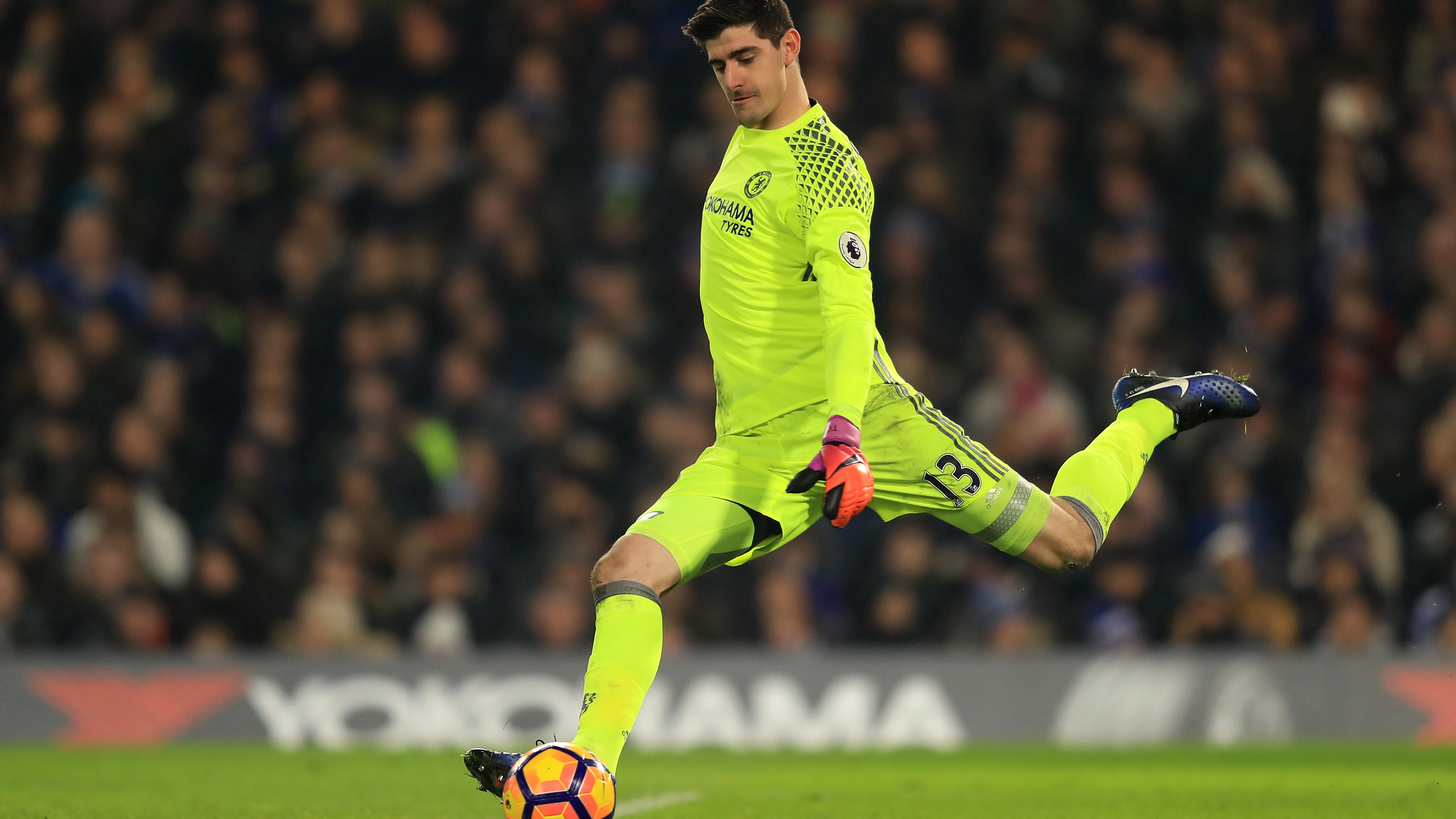 Courtois durante un partido contra el Chelsea