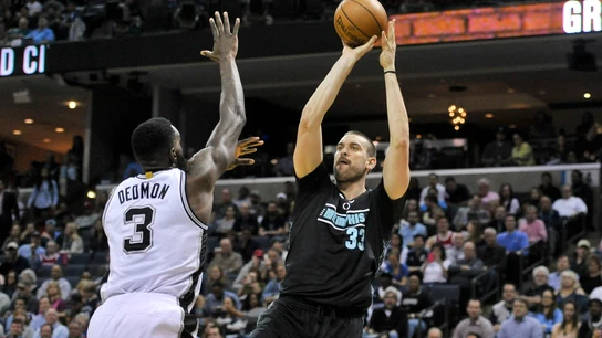 Marc Gasol lanza a canasta ante Dedmon Marc Gasol lanza a canasta ante Dedmon
