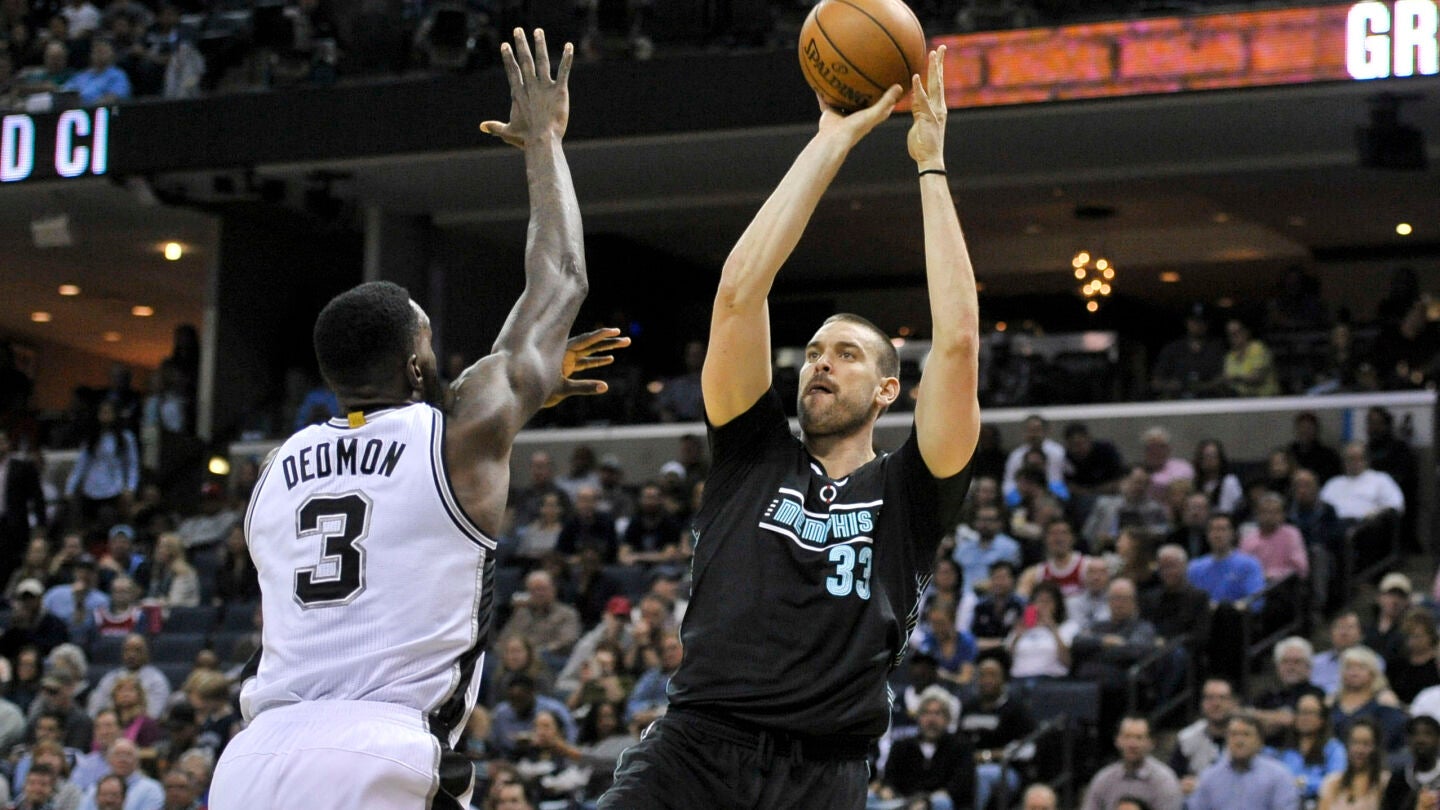 Marc Gasol lanza a canasta ante Dedmon