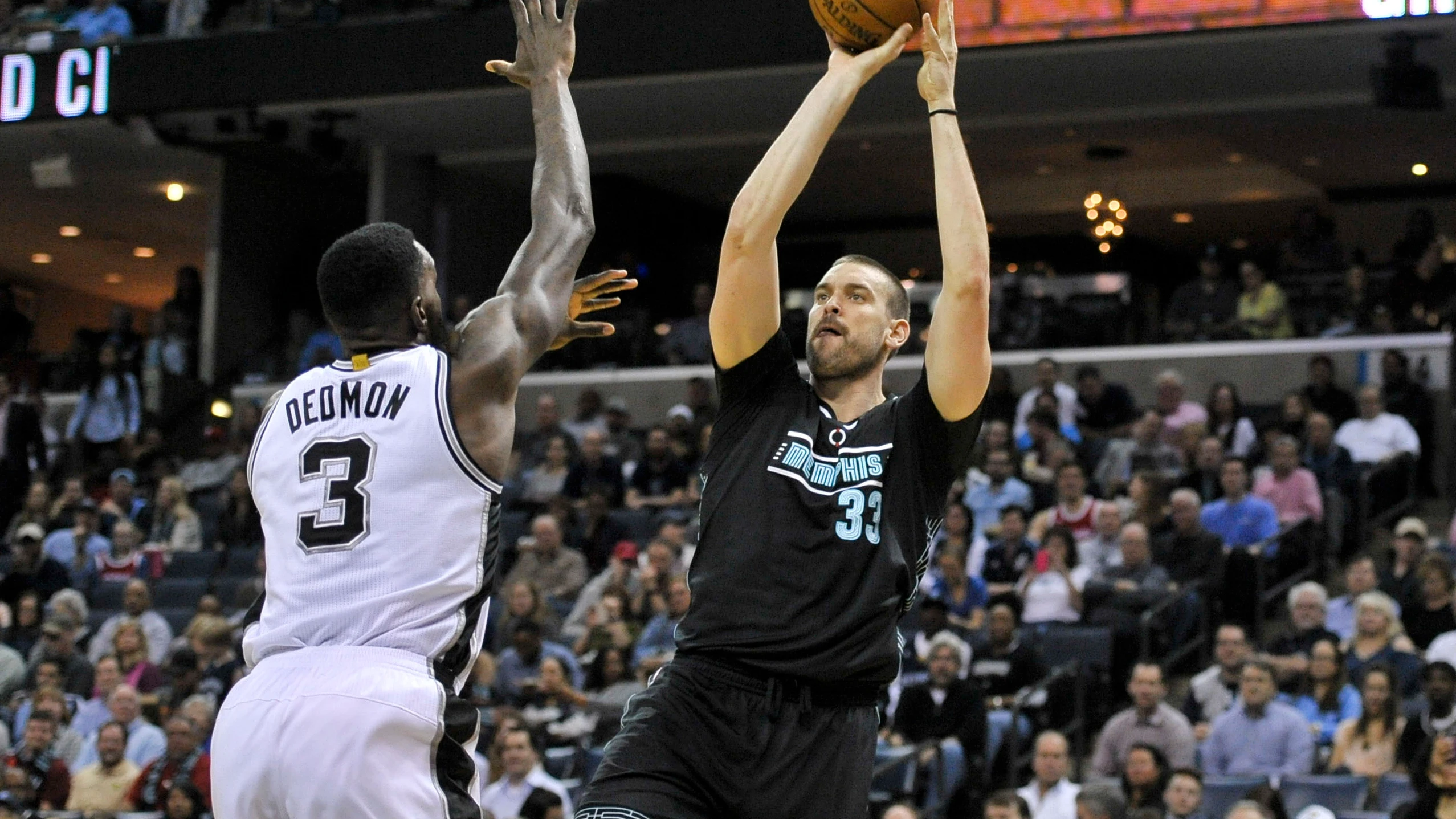 Marc Gasol lanza a canasta ante Dedmon