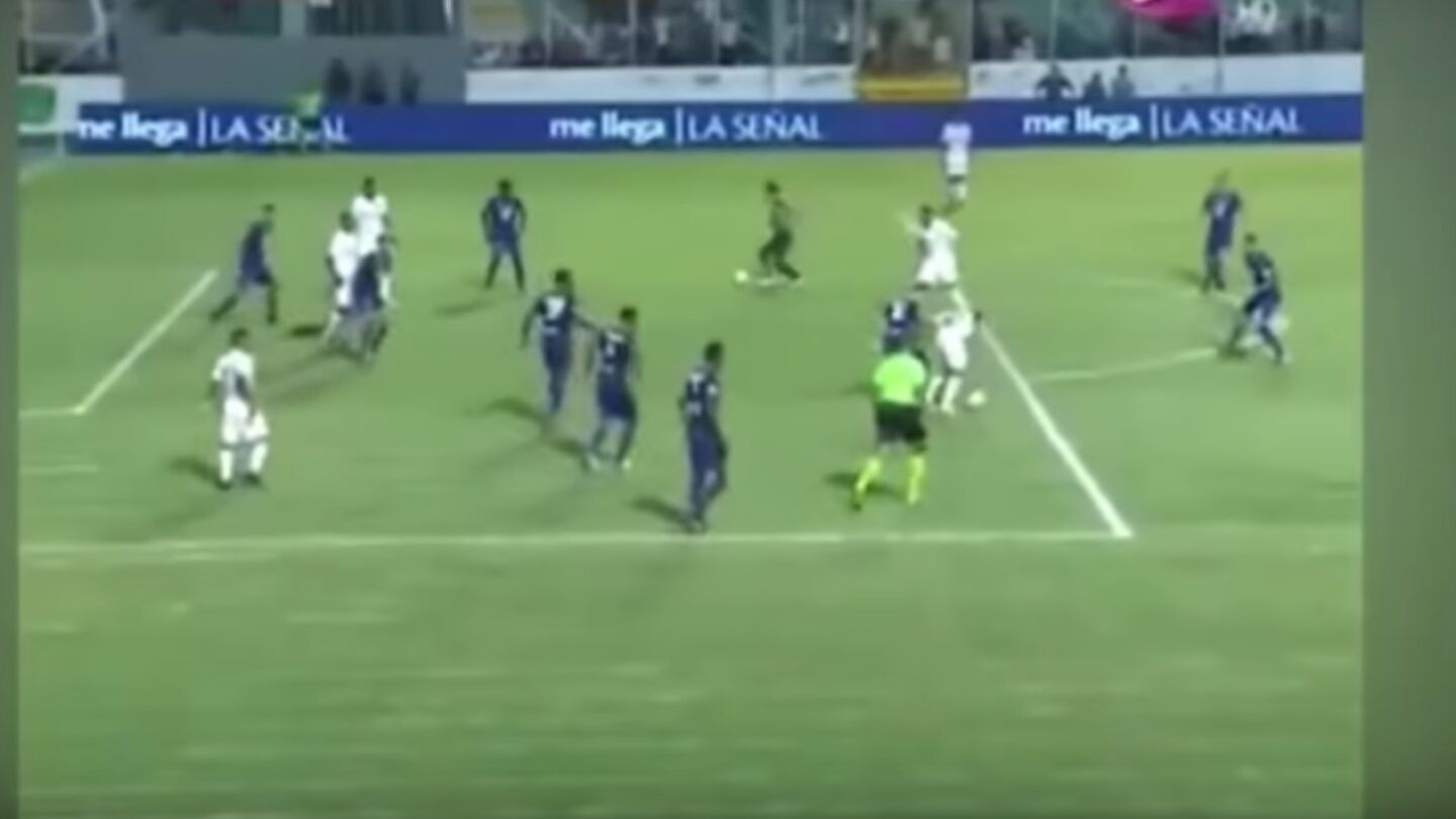 Un aficionado invade el campo en pleno partido