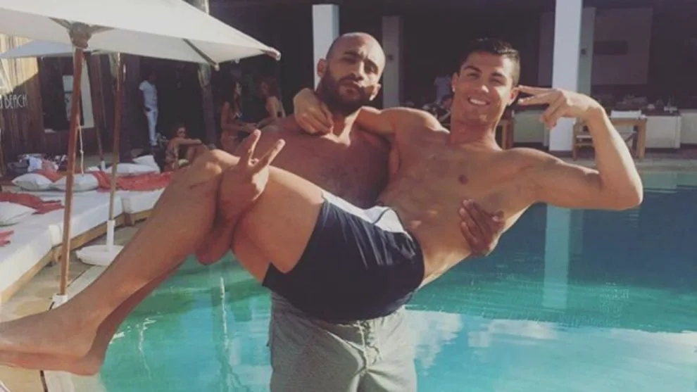 Badr Hari, luchador marroquí, coge en brazos a Cristiano Ronaldo Badr Hari, luchador marroquí, coge en brazos a Cristiano Ronaldo