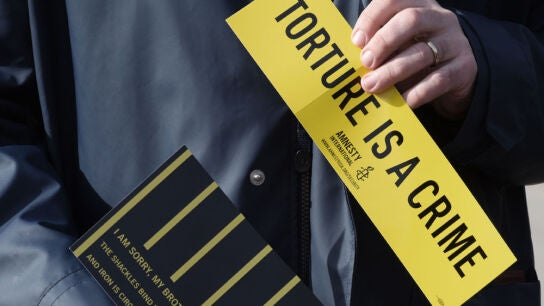 Miembros de Amnistia Internacional durante una protesta contra la tortura (Archivo)