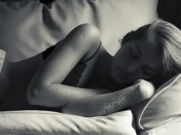 Mujer durmiendo Mujer durmiendo