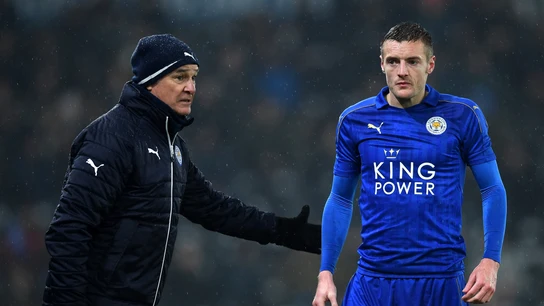 Ranieri da instrucciones a Vardy en la banda Ranieri da instrucciones a Vardy en la banda