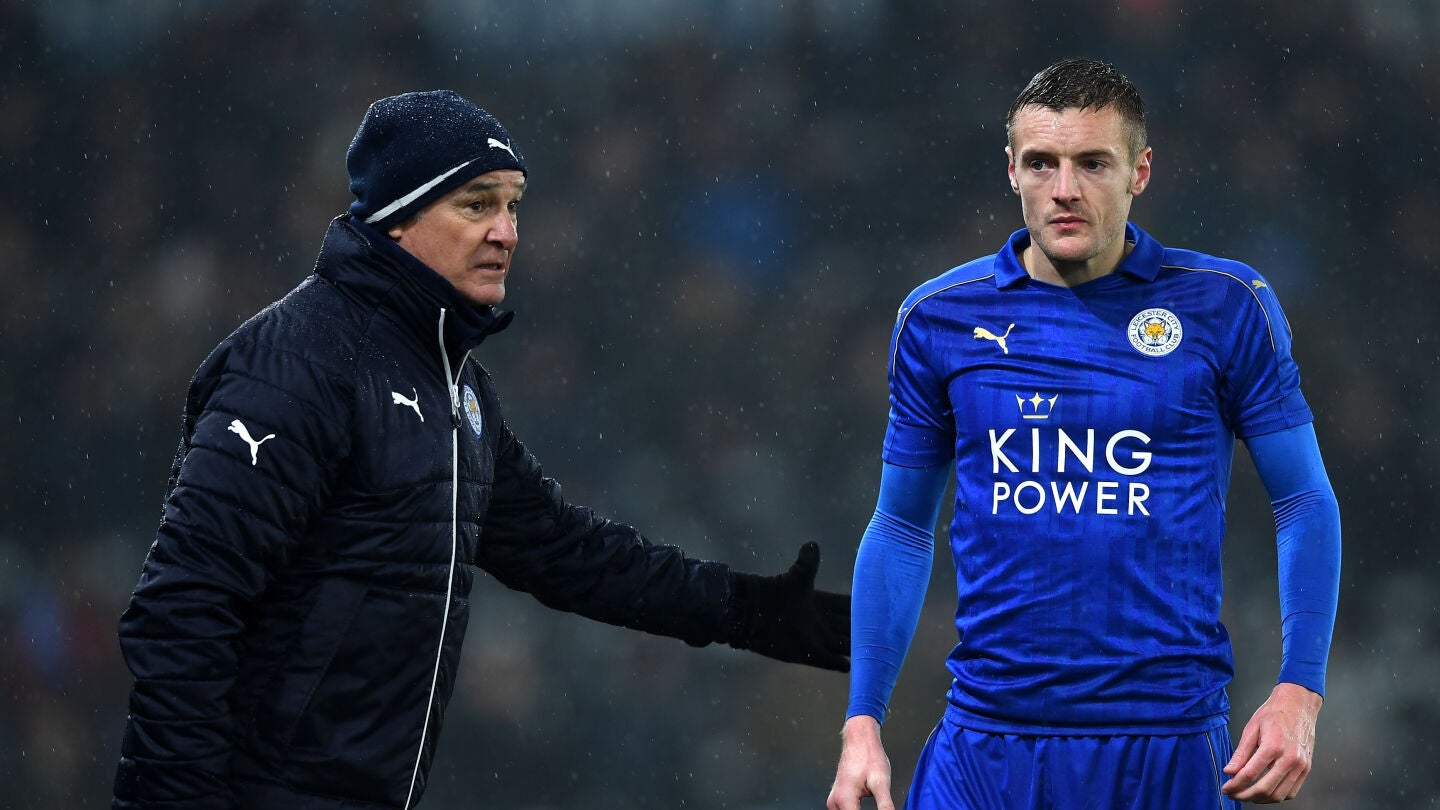 Ranieri da instrucciones a Vardy en la banda
