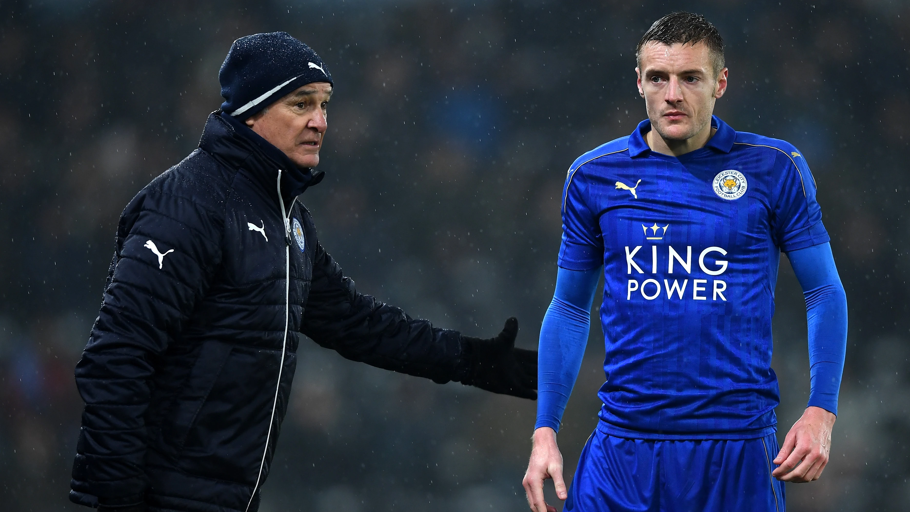 Ranieri da instrucciones a Vardy en la banda