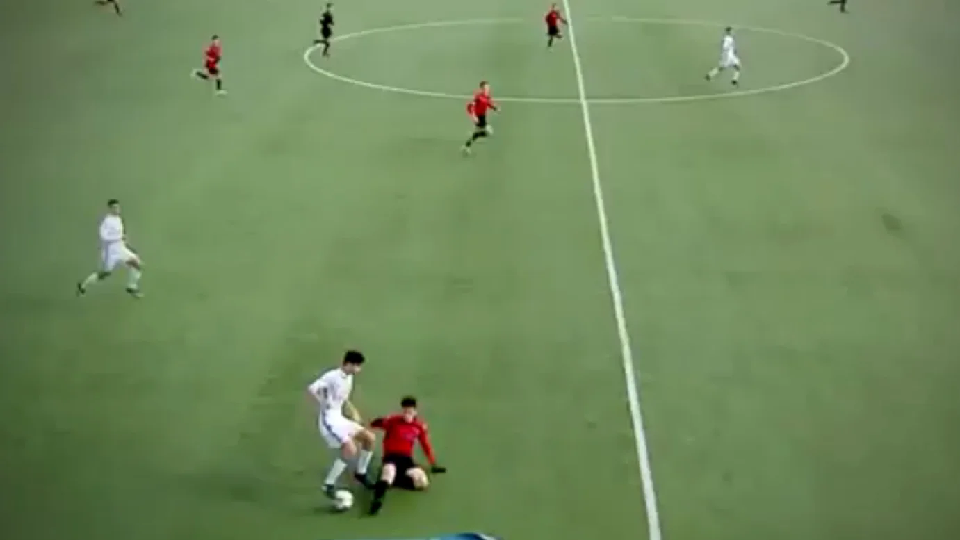 Theo Zidane deja en el suelo a un rival