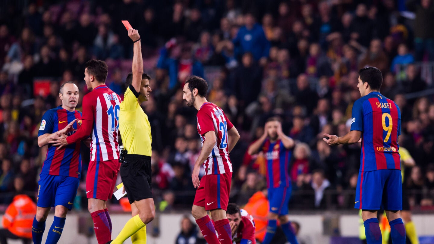 Luis Su&aacute;rez, recibiendo la tarjeta roja