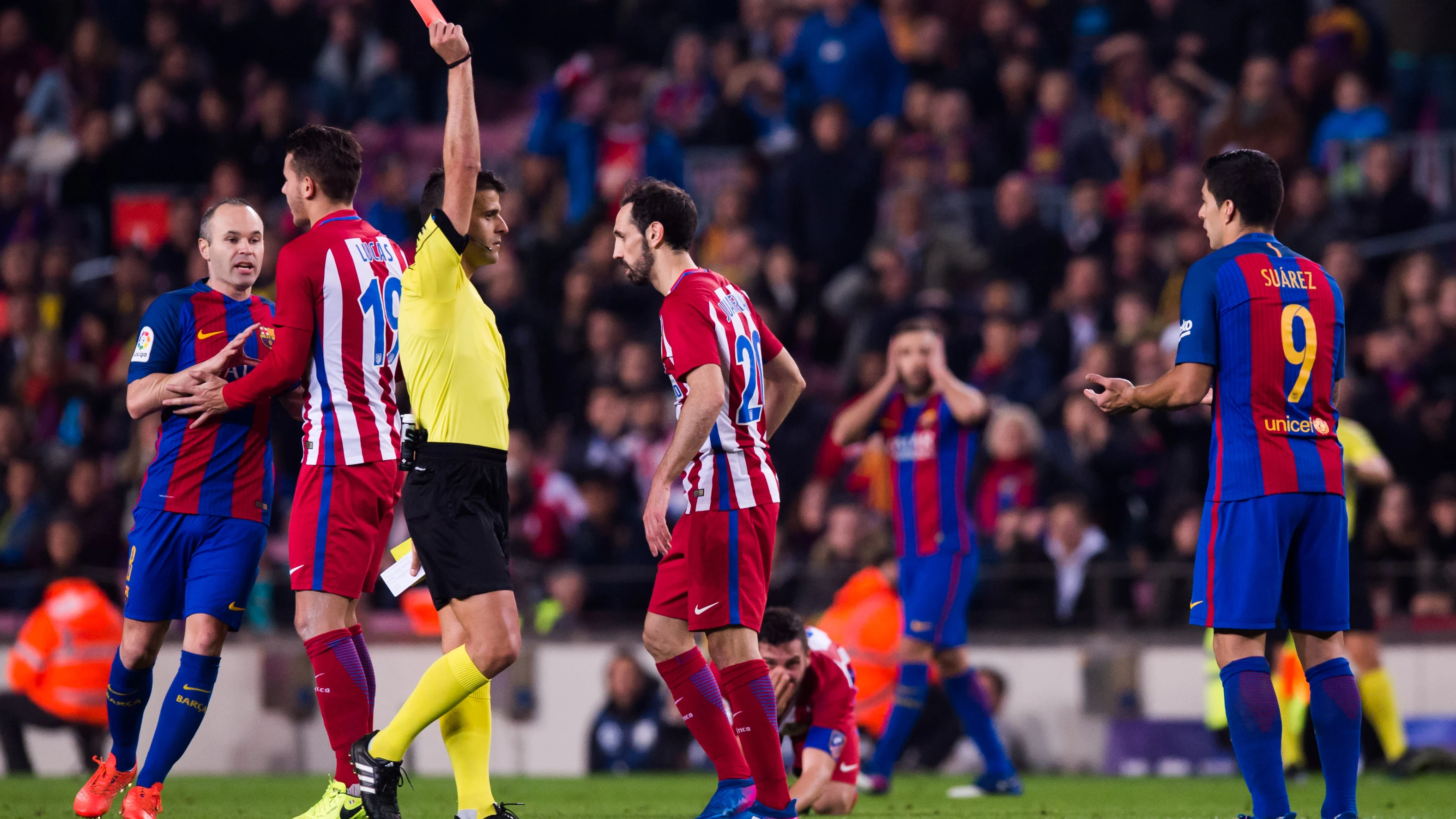 Luis Suárez, recibiendo la tarjeta roja