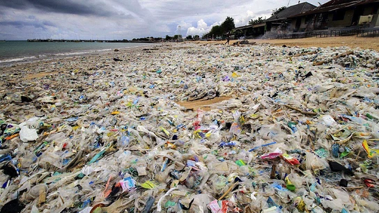 Montañas de plástico Montañas de plástico que cubren la playa de Kerobokan, en la isla indonesia de Bali