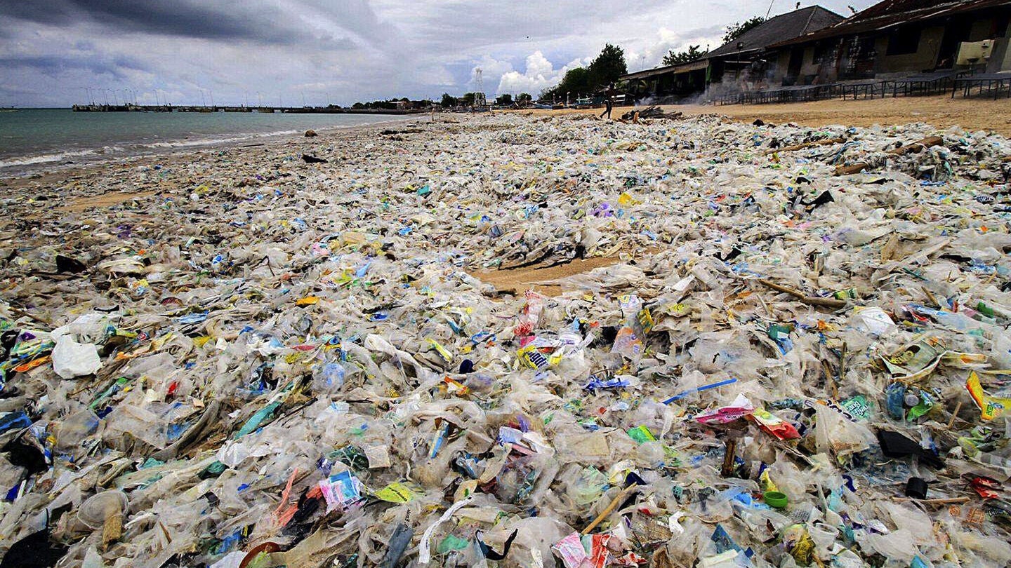 Monta&ntilde;as de pl&aacute;stico que cubren la playa de Kerobokan, en la isla indonesia de Bali