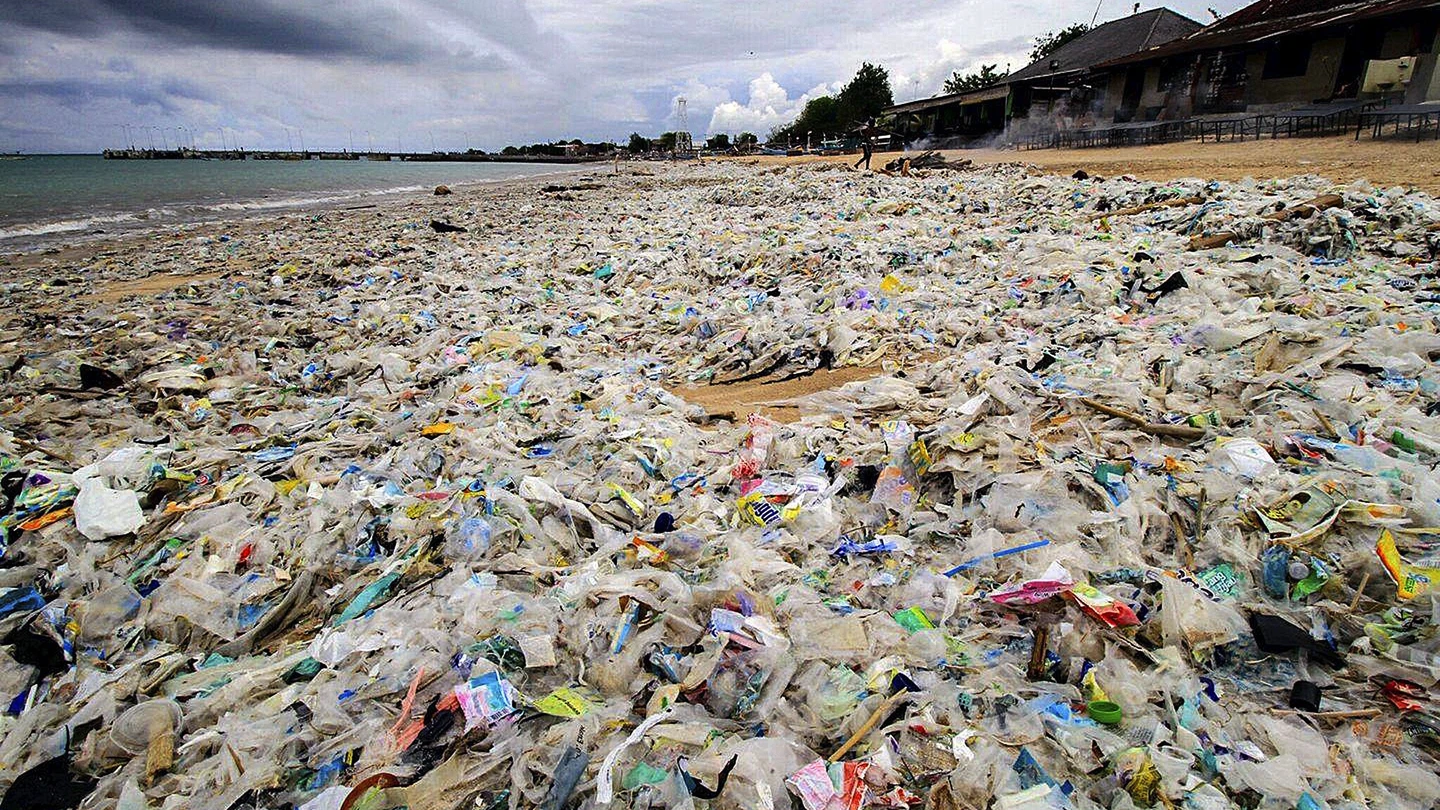 Montañas de plástico Montañas de plástico que cubren la playa de Kerobokan, en la isla indonesia de Bali