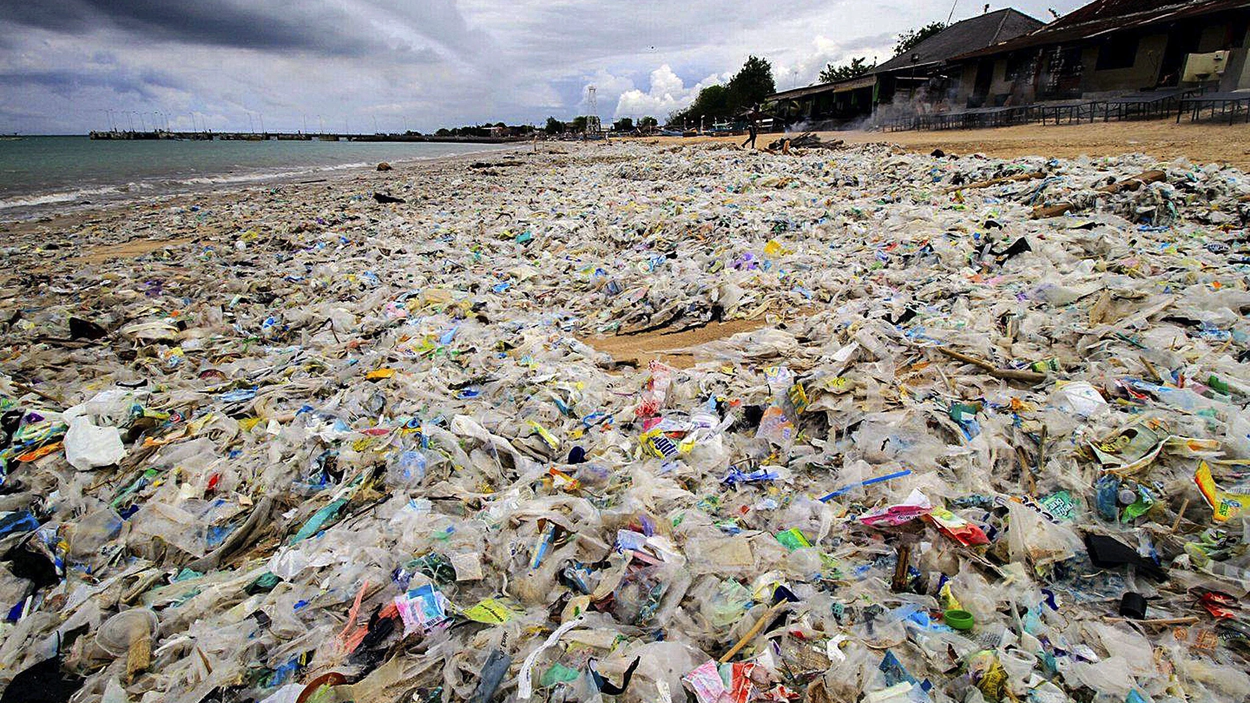 Montañas de plástico que cubren la playa de Kerobokan, en la isla indonesia de Bali