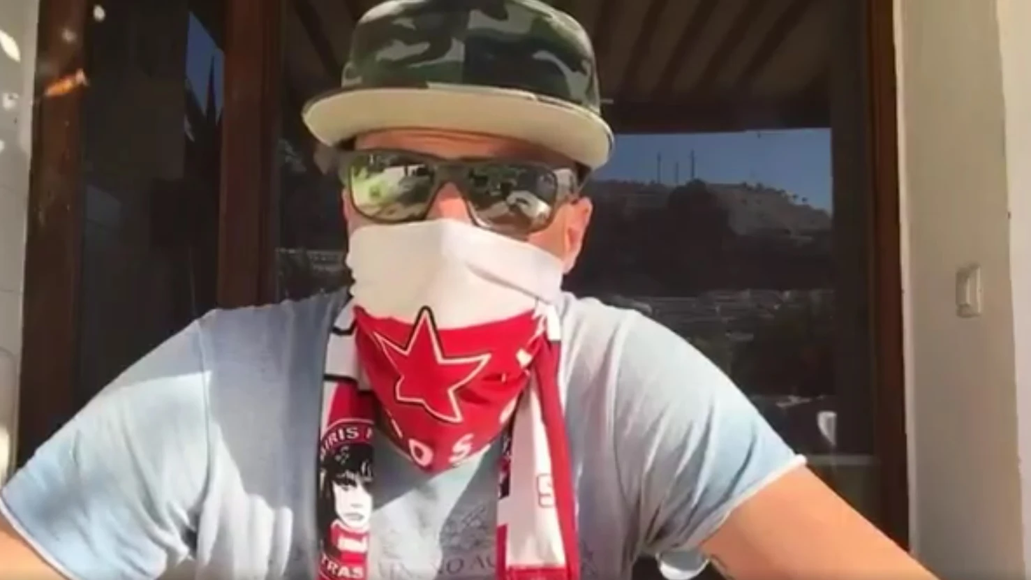 Aficionado sevillista protesta contra los Biris