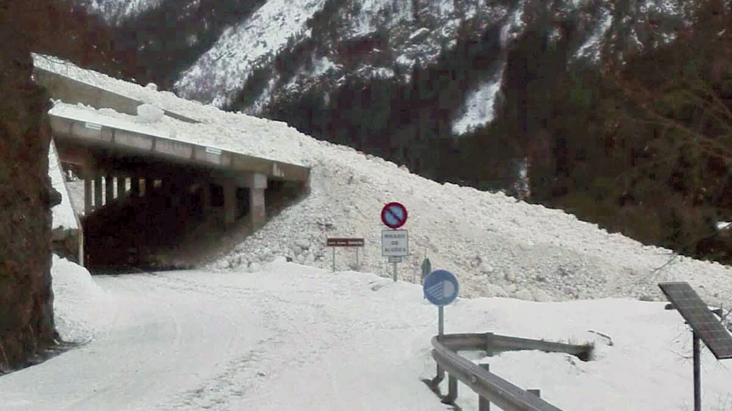 Carretera cerrada por la nieve en Llanos del Hospital Carretera cerrada por la nieve en Llanos del Hospital