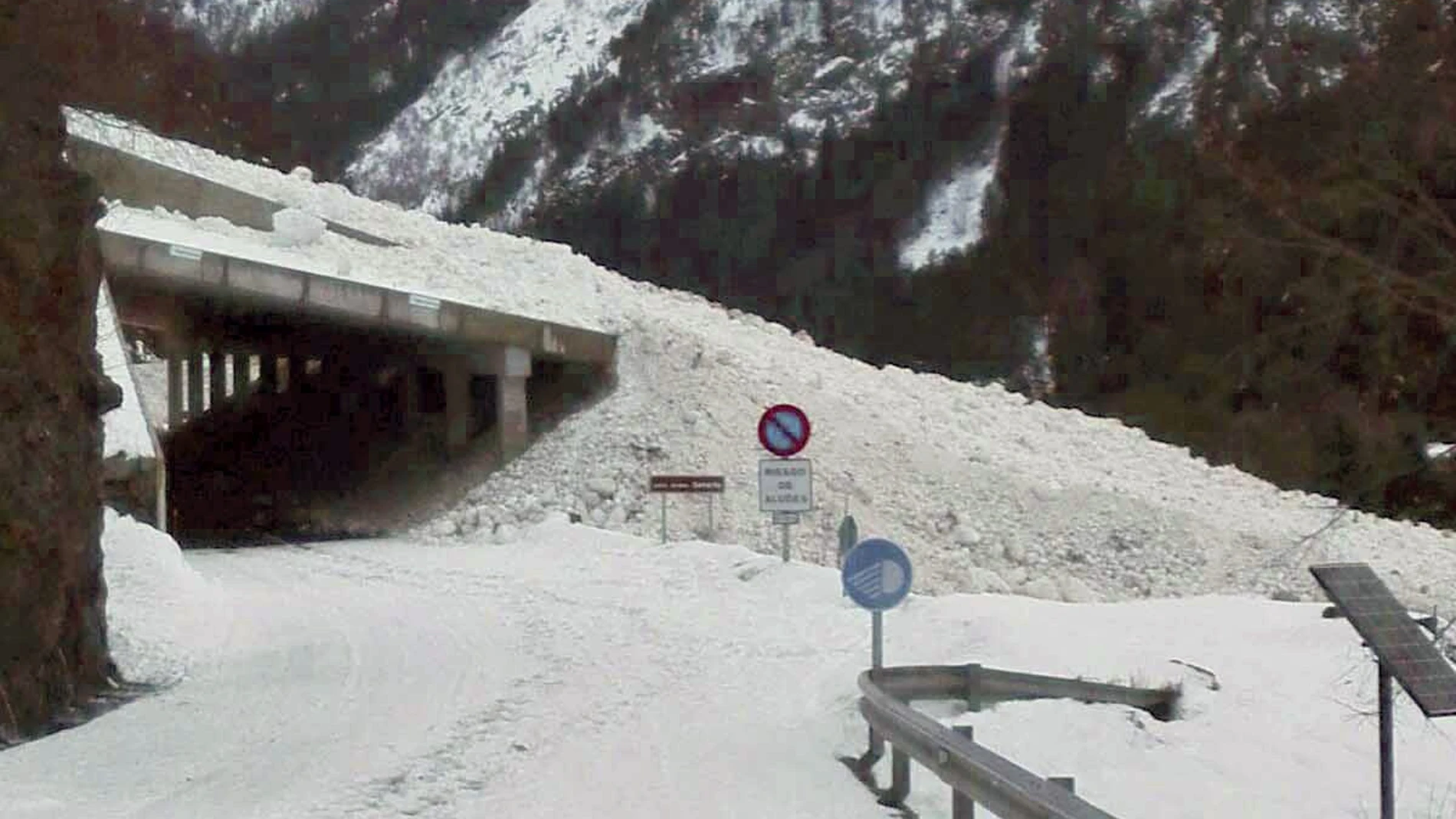 Carretera cerrada por la nieve en Llanos del Hospital