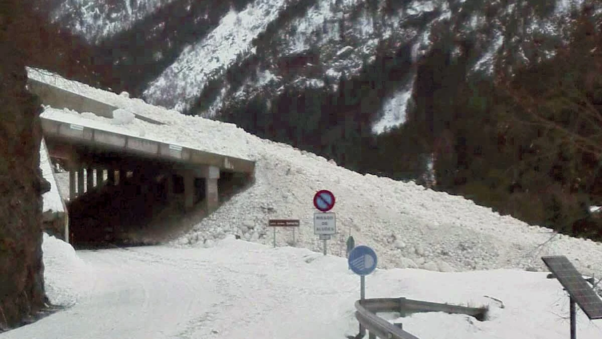 Carretera cerrada por la nieve en Llanos del Hospital