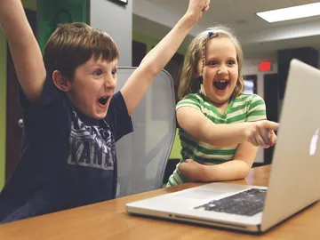 Niños delante de un videojuego Niños delante de un videojuego